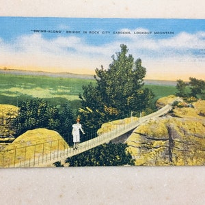 Ponte giratória de cartão postal vintage em Rock City Gardens no topo de Lookout Mountain Tennessee