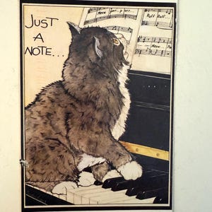 Cartolina d'epoca con gatto che suona il pianoforte