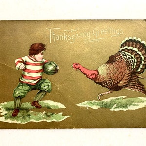 Postal victoriana antigua con saludo de Acción de Gracias: pavo y niño con pelota