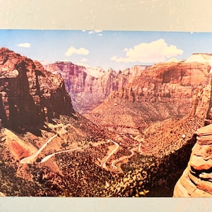 Puede incluir: Un letrero de madera hecho a mano con la palabra "Welcome" en una fuente juguetona. El letrero presenta un fondo blanco desgastado y un marco de madera teñida oscura. Un pequeño corazón decorativo está adjunto en la parte inferior.