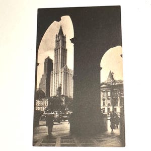 Cartolina d'epoca del Woolworth Building attraverso l'Arco del Municipio di New York City, NY