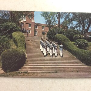 Cartão postal vintage Waynesboro VA Fishburn Military School Main Quartel com equipe de treinamento em posição de sentido