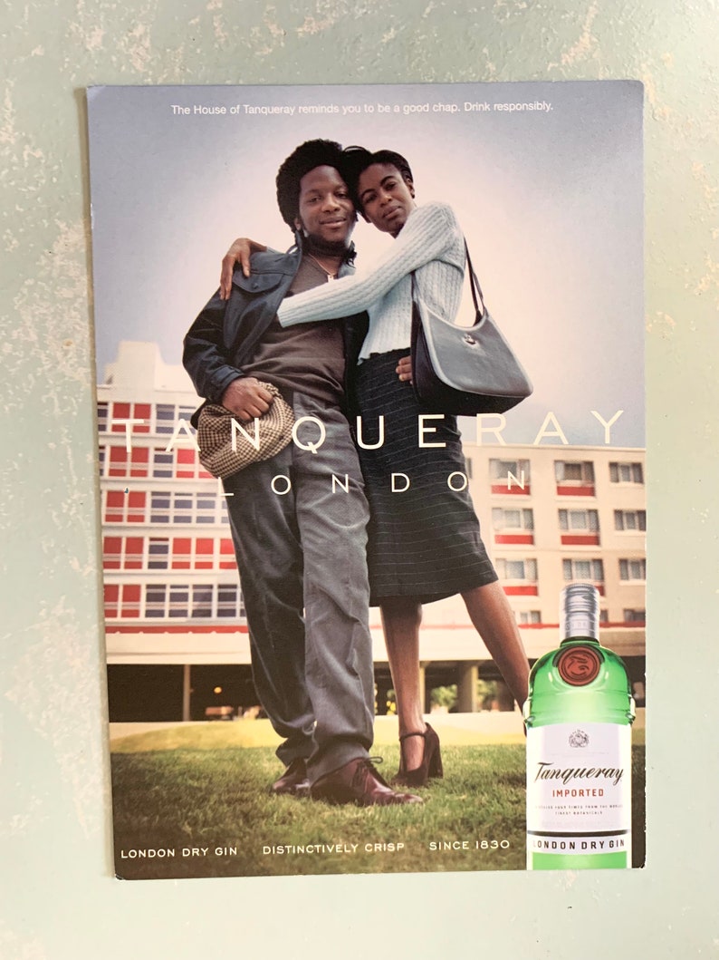 Pode incluir: Um an&uacute;ncio de Tanqueray London Dry Gin. A imagem apresenta um casal abra&ccedil;ado, com uma garrafa de gin em primeiro plano. O texto diz "Tanqueray London" e "London Dry Gin, Distinctively Crisp, Since 1830."
