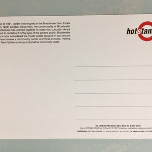Pode incluir: Um postal branco com texto sobre Broadwater Farm Estate em Tottenham, no norte de Londres, e os esfor&ccedil;os da comunidade para revitalizar a &aacute;rea. O postal tem o logotipo "hotstamp" em vermelho.