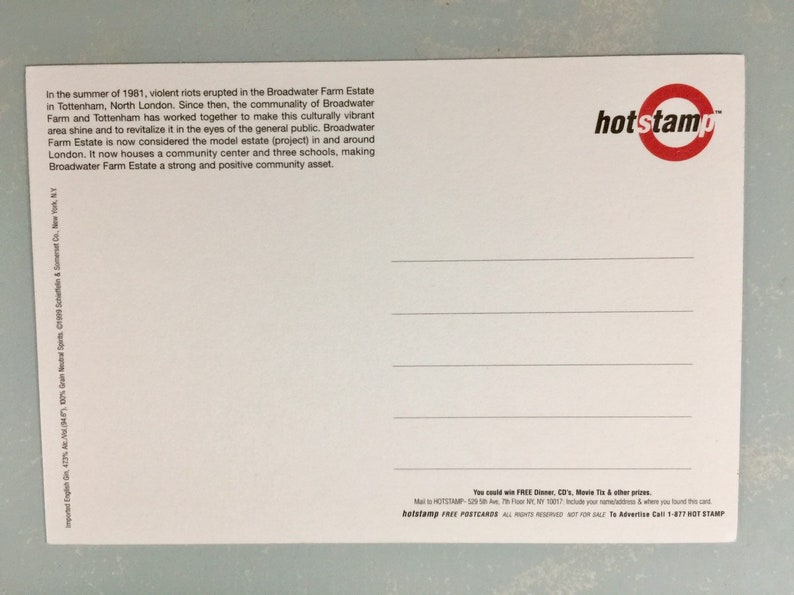 Pode incluir: Um postal branco com texto sobre Broadwater Farm Estate em Tottenham, no norte de Londres, e os esfor&ccedil;os da comunidade para revitalizar a &aacute;rea. O postal tem o logotipo "hotstamp" em vermelho.
