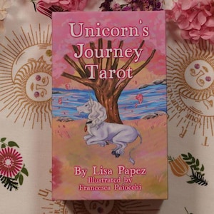 Baraja de Tarot El Viaje del Unicornio, Edición Estándar - 80 cartas de tarot (70 x 120 mm) más una guía física de 204 páginas.