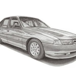 Könnte beinhalten: Eine Schwarzweiß-Bleistiftzeichnung eines silbernen Sedans. Das Auto ist ein Holden Commodore aus den 1990er Jahren.