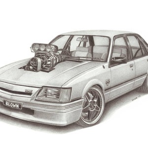 Könnte beinhalten: Eine Schwarzweiß-Bleistiftzeichnung eines weißen Holden Commodore SS mit einem aufgeladenen Motor. Das Auto hat ein Nummernschild mit der Aufschrift "Blown".