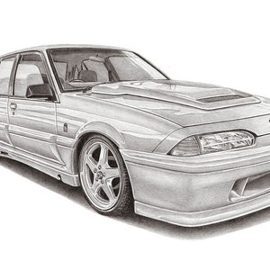 Könnte beinhalten: Eine Schwarzweiß-Bleistiftzeichnung eines silbernen Holden Commodore Sedan mit einem kundenspezifischen Karosseriekit. Das Auto hat einen großen Frontspoiler, Seitenschweller und einen Heckdiffusor. Das Auto ist in einem realistischen Stil mit detaillierter Schattierung gezeichnet.