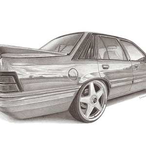 Könnte beinhalten: Eine Schwarzweiß-Bleistiftzeichnung eines silbernen Sedans mit Spoiler. Das Auto ist aus einer Dreiviertel-Rückansicht gezeichnet. Das Auto hat eine große Heckscheibe und einen kleinen Heckspoiler. Das Auto steht auf einem weißen Hintergrund. Der Text "Series 20" steht in der rechten unteren Ecke des Bildes.