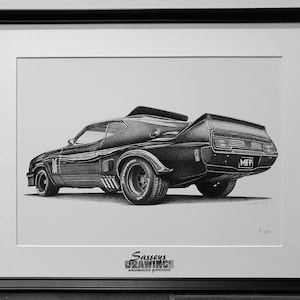 Peut inclure: Un dessin au crayon noir et blanc d'une Ford Falcon XB noire, une voiture de sport australienne classique. La voiture est représentée de profil, l'arrière étant tourné vers le spectateur. La voiture a une carrosserie noire avec une bande blanche qui longe le côté. La voiture a un intérieur noir et une plaque d'immatriculation noire avec les lettres "MFP" dessus. Le dessin est signé "Sasseys Drawings" et numéroté "3/100".