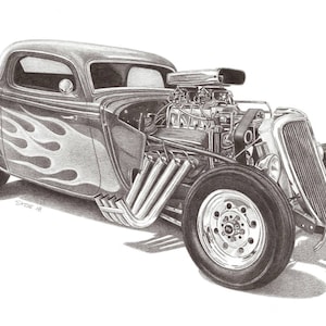 Könnte beinhalten: Eine Schwarzweißzeichnung eines Oldtimer-Hot-Rods mit Flammen, die an die Seite gemalt sind. Das Auto hat einen großen Motor und eine kundenspezifische Abgasanlage. Die Zeichnung ist mit "Sasso '18" signiert.