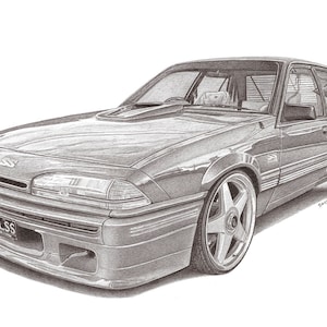 Könnte beinhalten: Bleistiftzeichnung eines grauen Oldtimers mit Spoiler und Sonderrädern. Das Nummernschild lautet '87 VL SS'. Das Auto ist nach links abgewinkelt und zeigt sein Seitenprofil. Das Kunstwerk ist signiert und nummeriert.