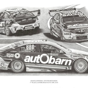 Könnte beinhalten: Eine Schwarzweiß-Bleistiftzeichnung eines Rennwagens mit der Nummer 888 an der Seite und den Worten "autobarn" und "mtaa super" auf dem Auto. Das Auto ist ein Holden Commodore.