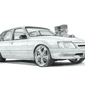 Könnte beinhalten: Bleistiftzeichnung einer klassischen weißen Limousine mit Chromfelgen und einem großen Motor. Das Auto hat einen individuellen Look, mit einem Nummernschild mit der Aufschrift "DUZ-105". Das Kunstwerk ist signiert "JASSO '19".