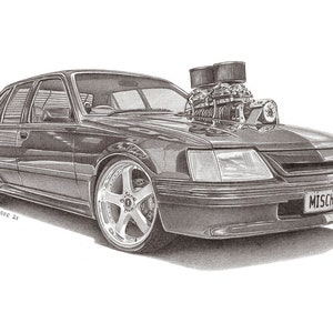 Könnte beinhalten: Eine Schwarzweiß-Bleistiftzeichnung eines modifizierten Holden Commodore Sedan mit einem großen Motor und dem Wort "MISCHF" auf dem Nummernschild.
