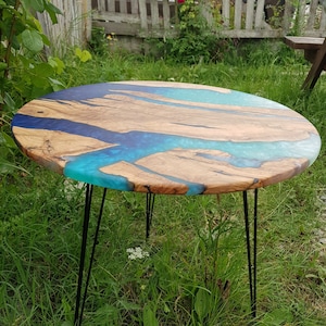 Kundenspezifischer Couchtisch aus Harz und Olivenholz, runder Epoxidtisch, Harztisch, Epoxid-Beistelltisch, Olivenholztisch, Live-Edge-Couchtisch