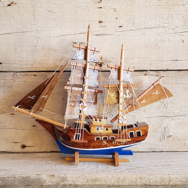 Modèle de bateau pirate en bois, bateau pirate fait à la main. Maquette de bateau pirate, Bateau pirate miniature, Décor fait à la main, Décoration en bois