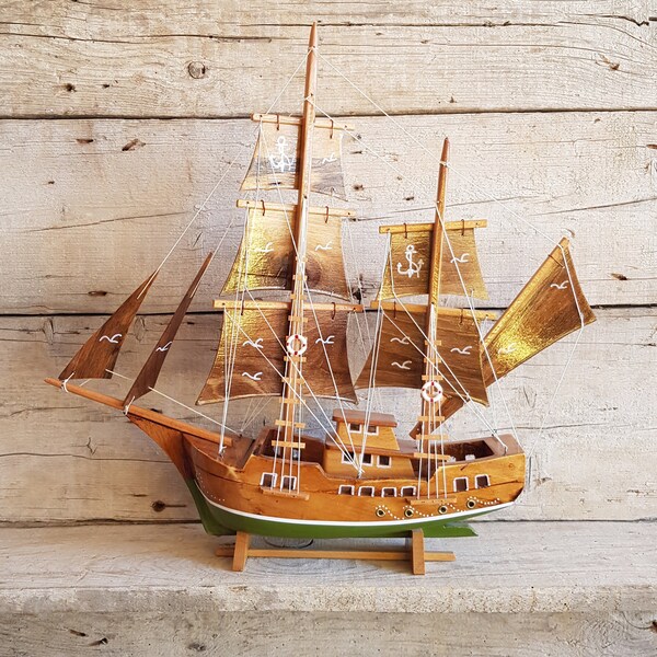 Modèle de bateau pirate en bois, bateau pirate fait à la main. Maquette de bateau pirate, Bateau pirate miniature, Décor fait à la main, Décoration en bois