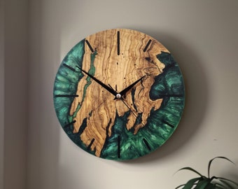 Orologio da parete in resina verde, resina su misura e legno d'ulivo, orologio da parete epossidico e oliva su ordinazione, regalo per la casa, orologio da parete rustico Live Edge