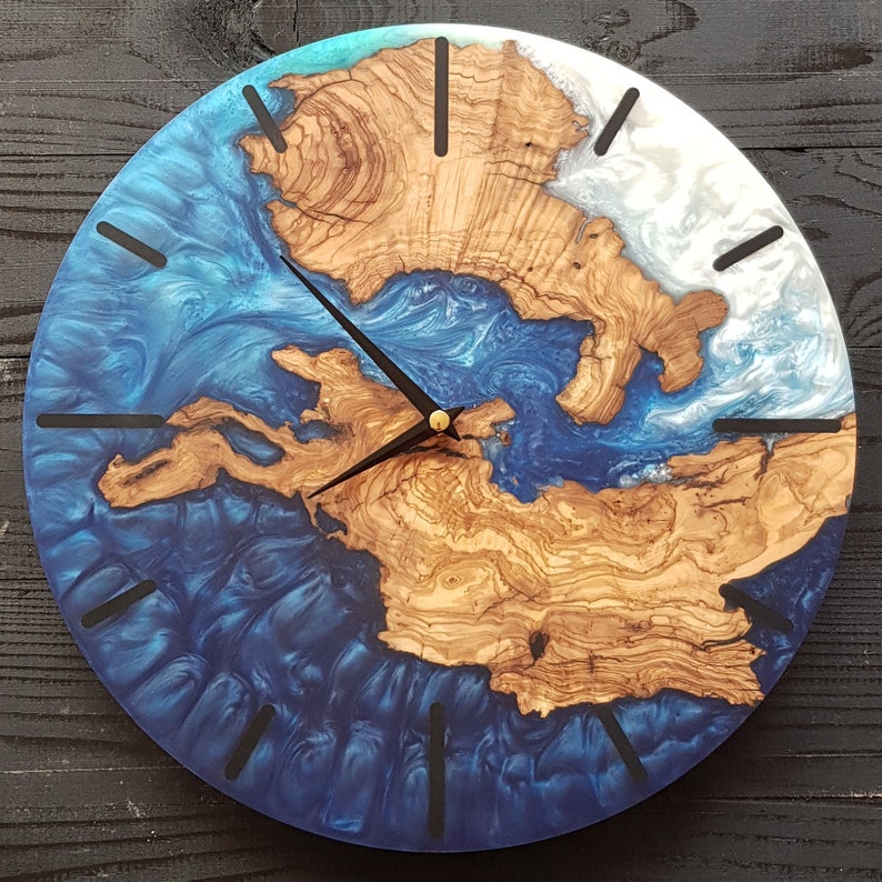 Orologio da parete in resina e legno d'ulivo su misura, orologio da parete in legno d'ulivo e resina epossidica su ordinazione, regalo per la casa, orologio da parete in legno d'ulivo rustico Live Edge immagine 6