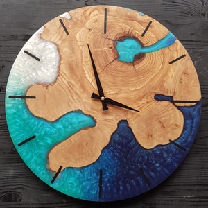 Orologio da parete in resina e legno d'ulivo su misura, orologio da parete in legno d'ulivo e resina epossidica su ordinazione, regalo per la casa, orologio da parete in legno d'ulivo rustico Live Edge immagine 10