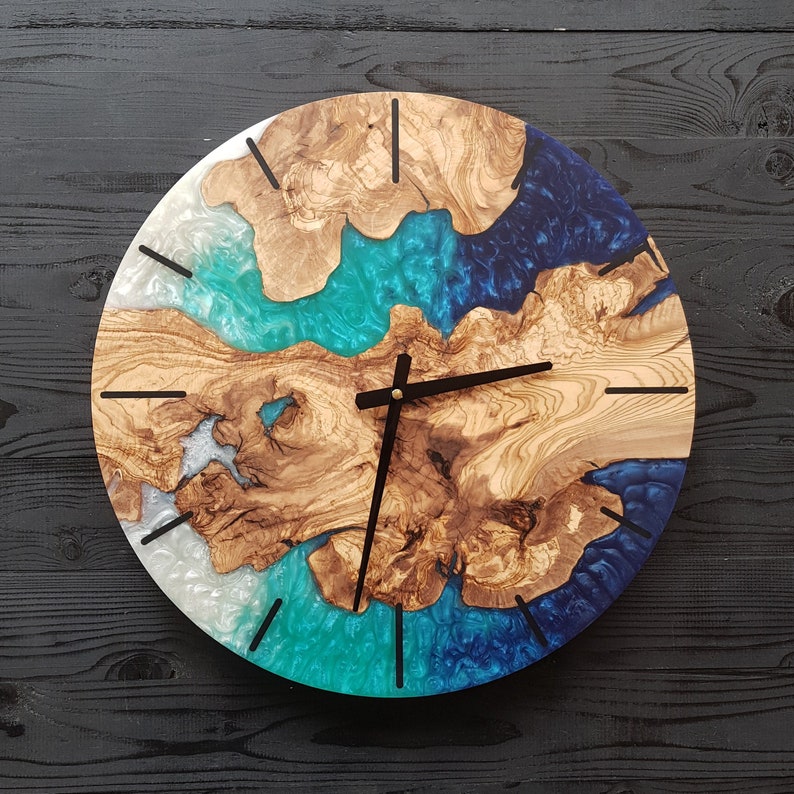 Orologio da parete in resina e legno d'ulivo su misura, orologio da parete in legno d'ulivo e resina epossidica su ordinazione, regalo per la casa, orologio da parete in legno d'ulivo rustico Live Edge immagine 1