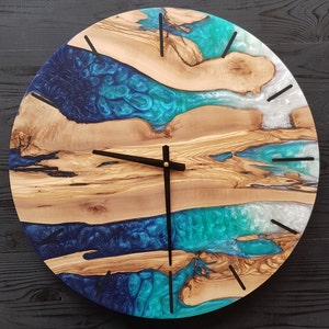 Orologio da parete in resina e legno d'ulivo su misura, orologio da parete in legno d'ulivo e resina epossidica su ordinazione, regalo per la casa, orologio da parete in legno d'ulivo rustico Live Edge immagine 5