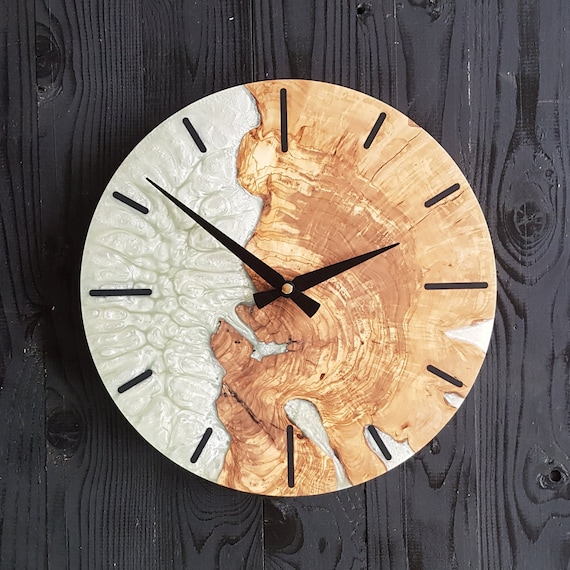 Horloge murale en résine et en bois dolivier sur mesure, fabriquée