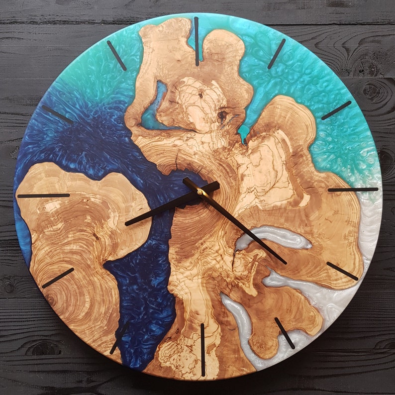 Orologio da parete in resina e legno d'ulivo su misura, orologio da parete in legno d'ulivo e resina epossidica su ordinazione, regalo per la casa, orologio da parete in legno d'ulivo rustico Live Edge immagine 3