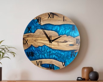 Reloj de pared de madera de olivo con resina epoxi azul verdosa, borde natural