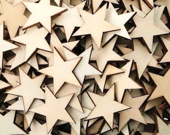 Puede incluir: Un montón de estrellas de madera sin terminar, perfectas para manualidades y decoración. Las estrellas son todas del mismo tamaño y forma, y están hechas de madera de color claro.