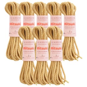 Pode incluir: Seis rolos de corda de juta natural, cada um com a etiqueta "Mitsuki Soft Multi-Ply Jute Rope" e "The Ropesty The Bondage Rope & More". Cada rolo tem 8 metros de comprimento.