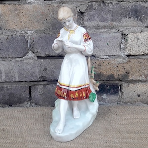 Vintage Porcelain Figurine,Girl with camomile.Polonne Porcelain Figurine. Porcelain. Girl with camomile