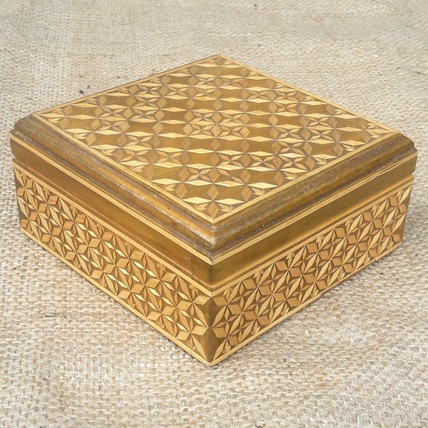 Vintage casket Art Deco,  wooden box inlaid rice straw, old casket for jewelry or sewing kit.