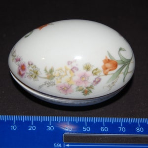 WEDGEWOOD Porzellan Ei Schmuckschatulle.