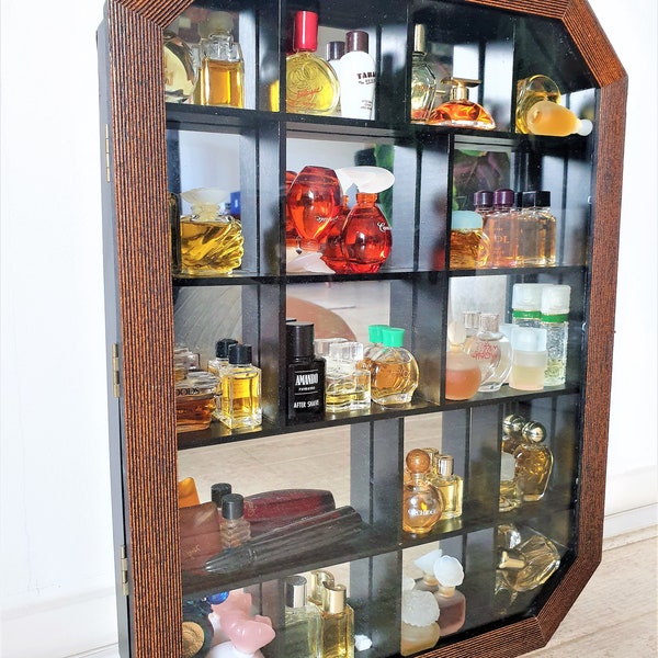 Gespiegelter Vitrine aus Holz mit Parfumminiaturen