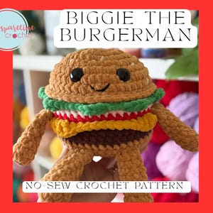 Könnte beinhalten: Ein gehäkeltes Burger-Plüschtier mit einem lächelnden Gesicht, Armen und Beinen. Der Burger hat ein Sesambrötchen, Salat, Tomate, Käse und einen Burger. Der Text "BIGGIE THE BURGERMAN" und "NO-SEW CROCHET PATTERN" sind zu sehen.