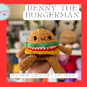 Op de afbeelding: Een gehaakte burgerknuffel met een lachend gezicht, armen en benen. De burger heeft een bruin broodje, groene sla, gele kaas en een bruine patty. De afbeelding bevat de tekst "Benny the Burgerman" en "No-Sew Crochet Pattern".