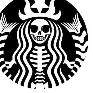 Może przedstawiać: Czarno-biała ilustracja szkieletu z czaszką w koronie z liści. Szkielet ma kształt logo Starbucks.