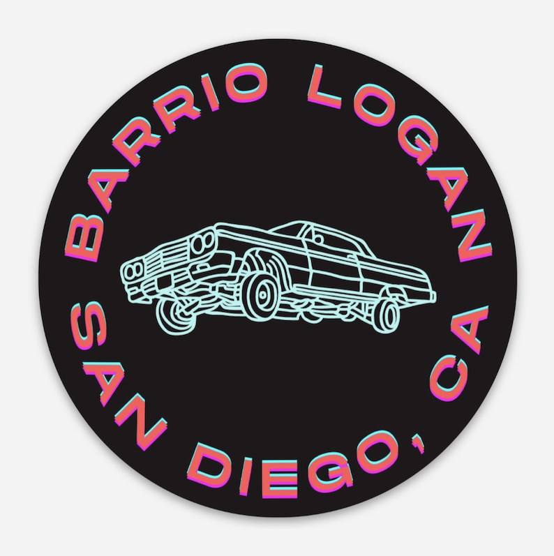 Op de afbeelding: Een zwart-witte illustratie van een lowrider-auto met de tekst "San Diego, CA Barrio Logan" in roze en blauw rond de auto.