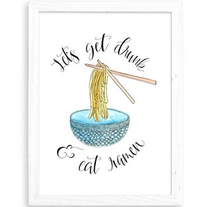 Könnte beinhalten: Ein weißer gerahmter Druck mit dem Text "Let's get drunk & eat ramen" in schwarzer Kalligraphie. Eine Schüssel Ramen-Nudeln mit Essstäbchen ist in Aquarell illustriert.
