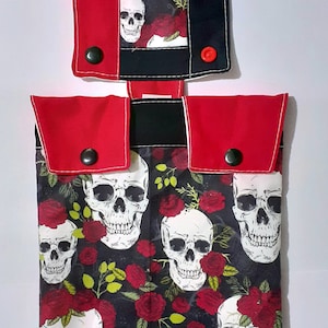 Des têtes de mort et des roses. Housse de jambière pour cathéter + variantes.
