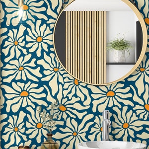 Carta da parati floreale anni '70, stile retrò, stile boho, con fiori deformati e decorazioni a strappo.
