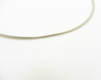 Stainless steel hoop with bayonet clasp