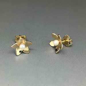 Blumen Ohrstecker mit Perle 18k Gold