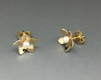 Floral stud earrings with pearl 18k gold