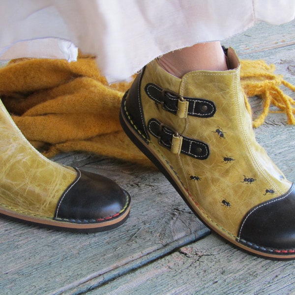 Bachimaña boot, short boots with zip, handmade shoes, colorful boots, leather boots, hand-painted boots.