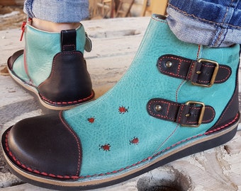 Bachimaña boot, short boots with zip, handmade shoes, colorful boots, leather boots, hand-painted boots.