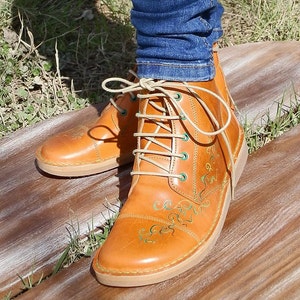 Gistain boot, handmade boots, leather boots, hand painted, low boots, flat boots, colorful boots.